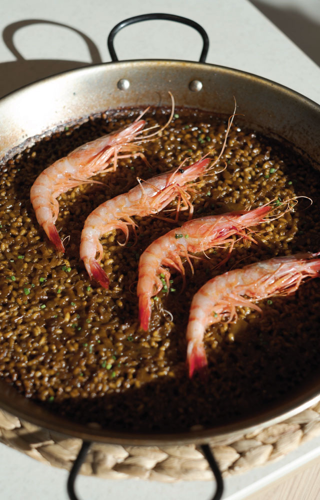restaurant-nuara-shrimp-paella-port-olimpic-barcelona-familia-nuri