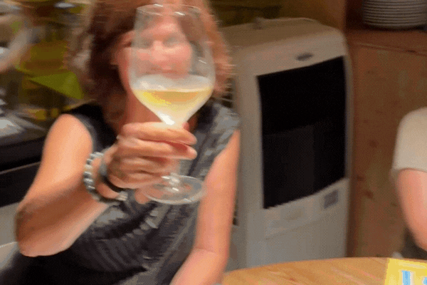 Grup de persones aixecant copes en un brindis